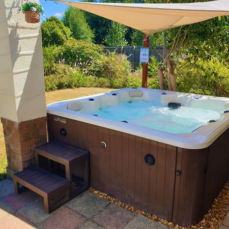 Lions Lodge: Great Location With Hot Tub Ringwood Dış mekan fotoğraf